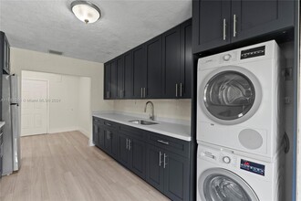 113 NW 57th St-Unit -2 in Miami, FL - Foto de edificio - Building Photo