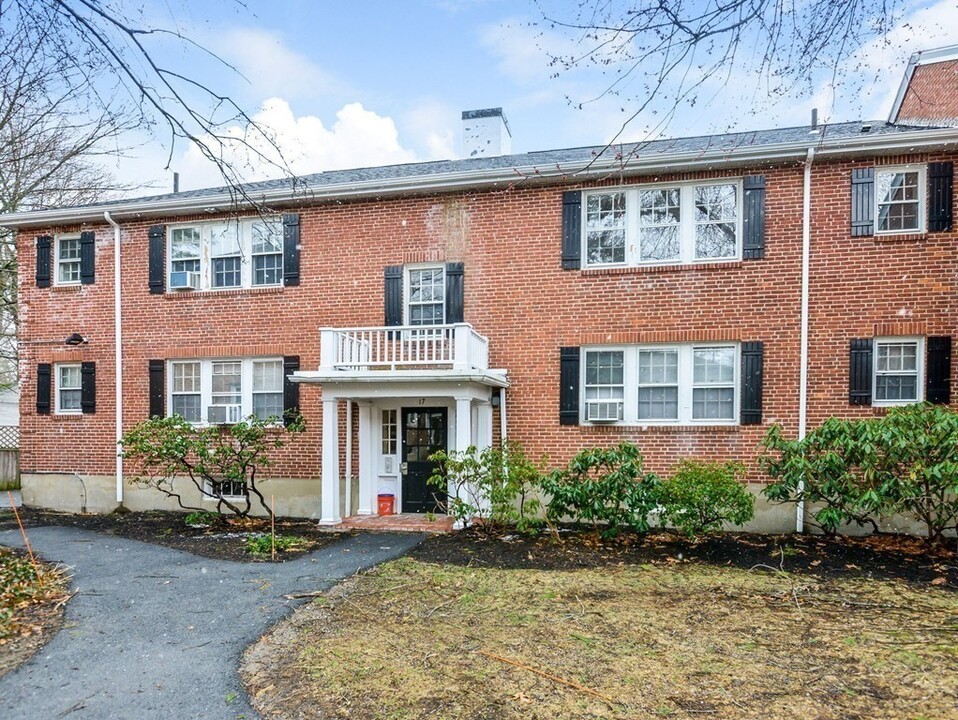 17 Hammond Pond Pky, Unit 3 in Chestnut Hill, MA - Building Photo