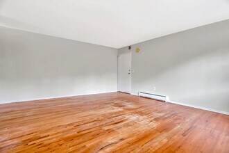 55 Gill Ln in Woodbridge Township, NJ - Foto de edificio - Building Photo