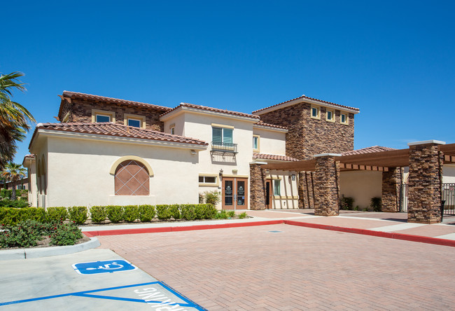 Siena Apartments in Fontana, CA - Foto de edificio - Building Photo