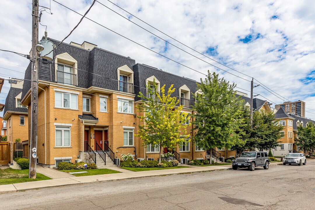 370-400 Hopewell Av in Toronto, ON - Building Photo