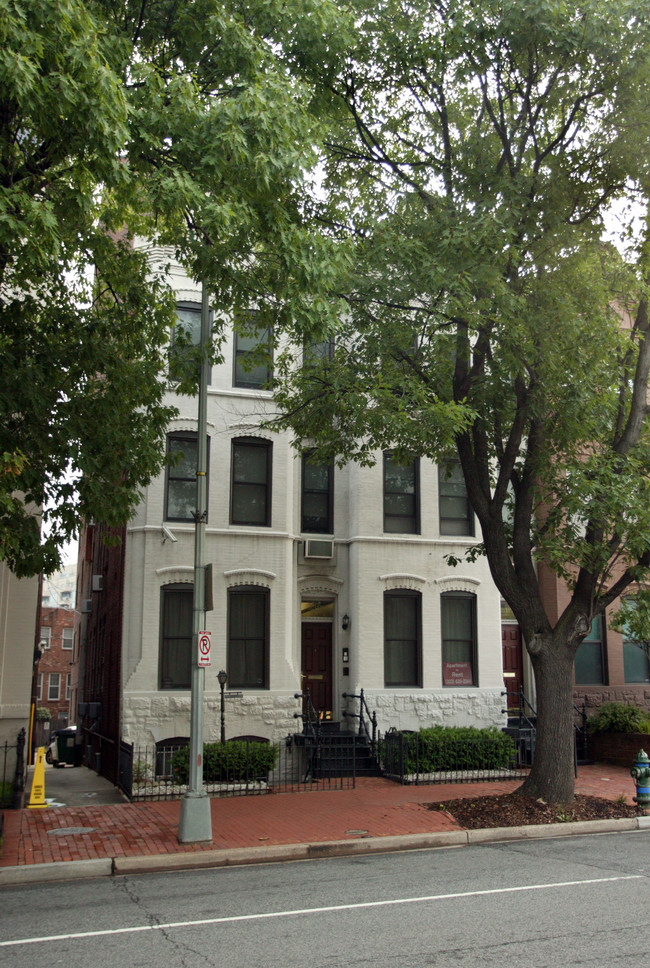 2317-2319 Pennsylvania Ave NW in Washington, DC - Foto de edificio - Building Photo