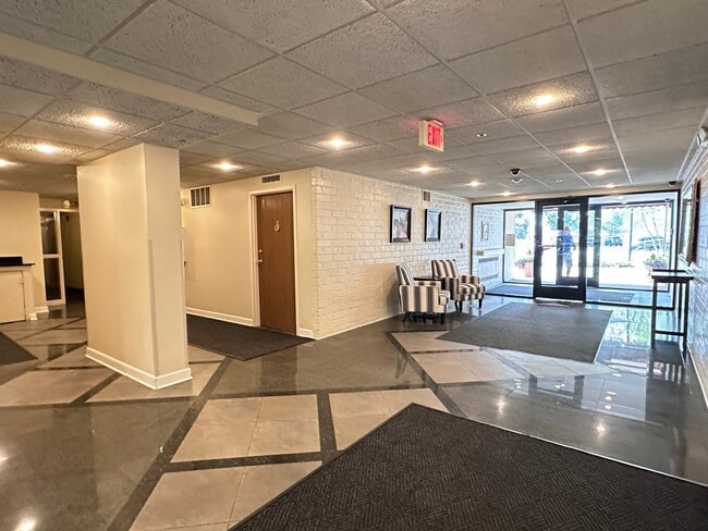 1840 Huntington Blvd in Hoffman Estates, IL - Building Photo - Building Photo