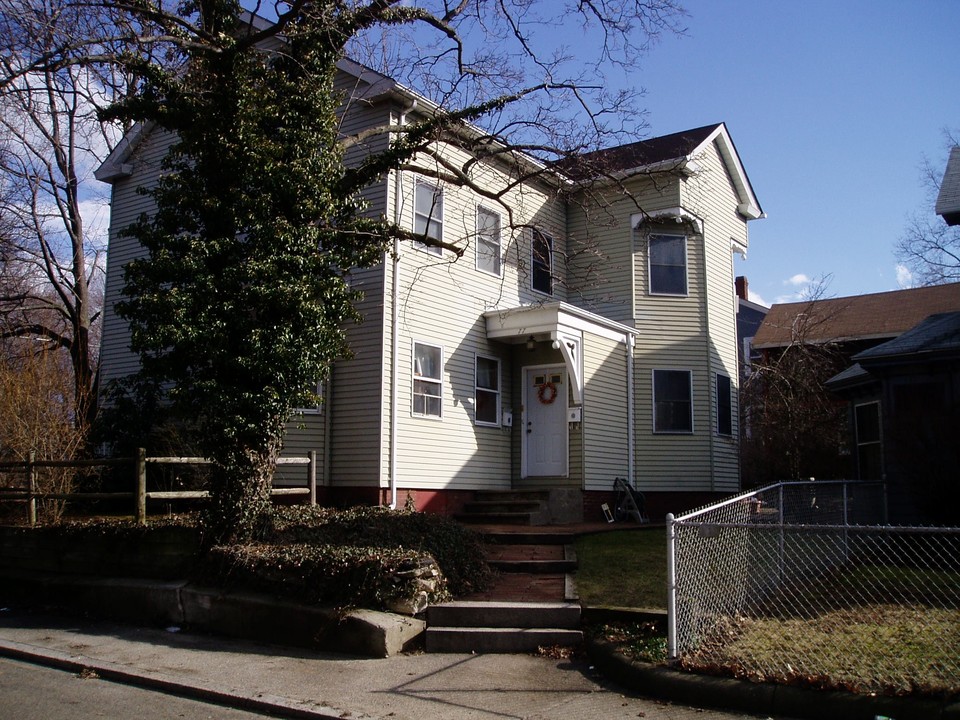 77 Meadow St in Pawtucket, RI - Building Photo