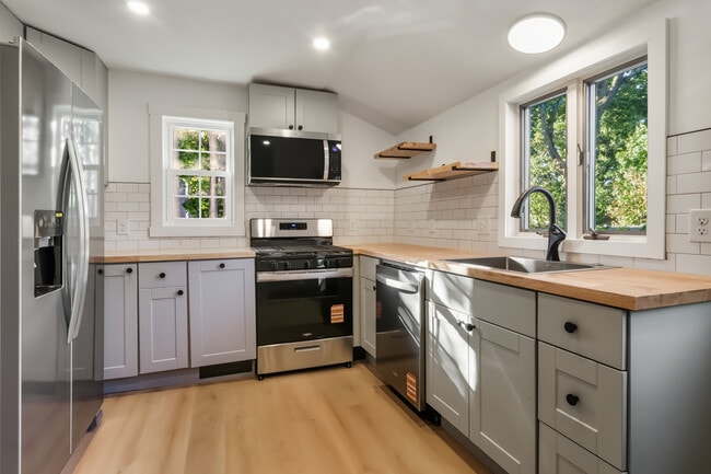 14 Lincoln St, Unit 1 in Weymouth, MA - Building Photo - Building Photo