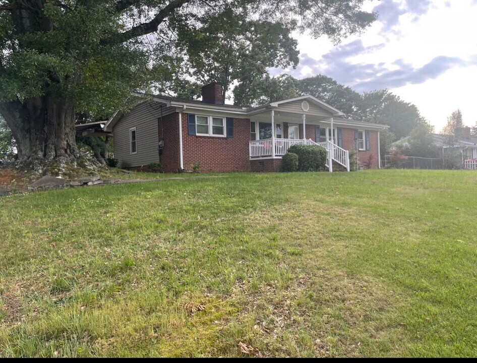 6 Brushy Creek Rd in Taylors, SC - Building Photo