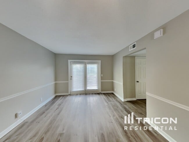 5029 English Village Dr in Nashville, TN - Foto de edificio - Building Photo