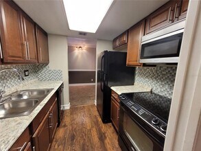 2366 E Mall Dr in Ft. Myers, FL - Building Photo - Building Photo