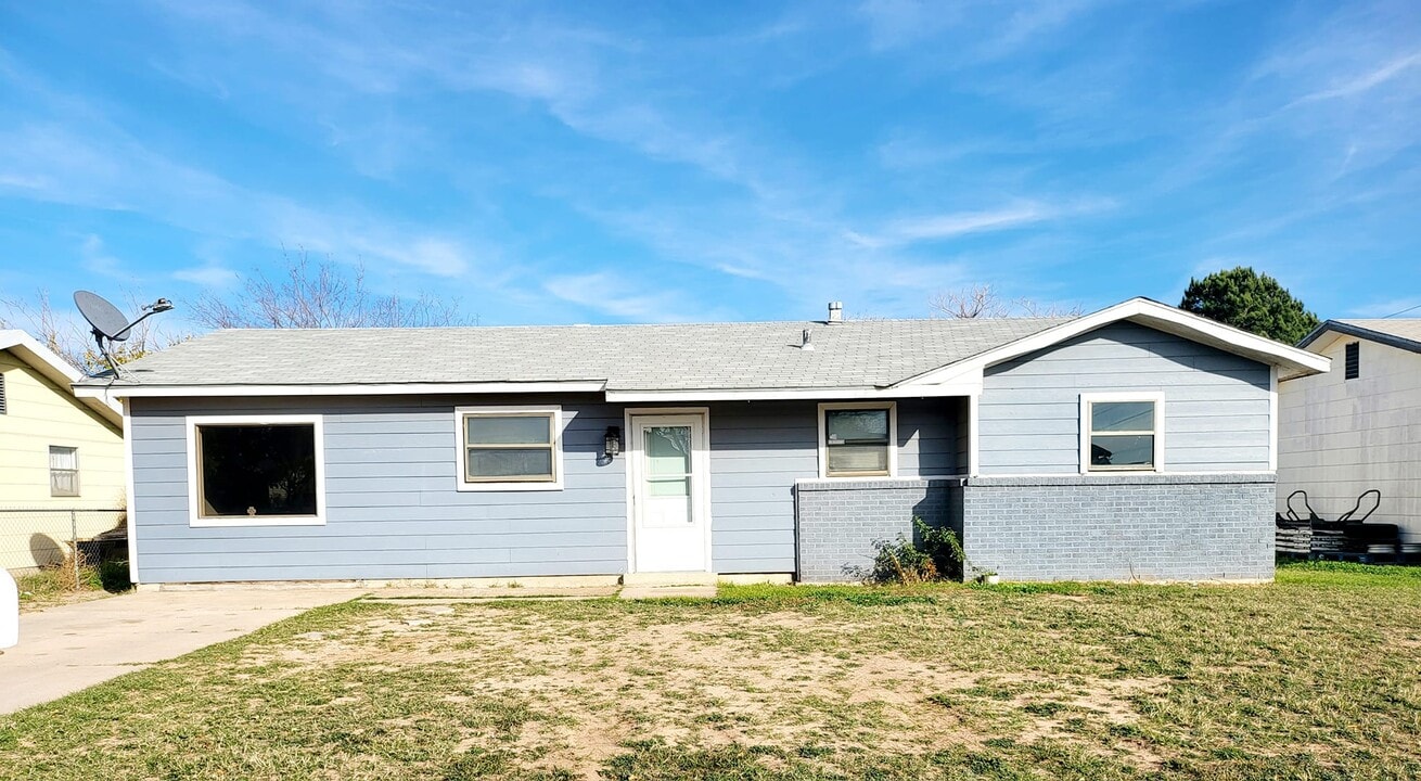 3702 Caroline St in Big Spring, TX - Foto de edificio