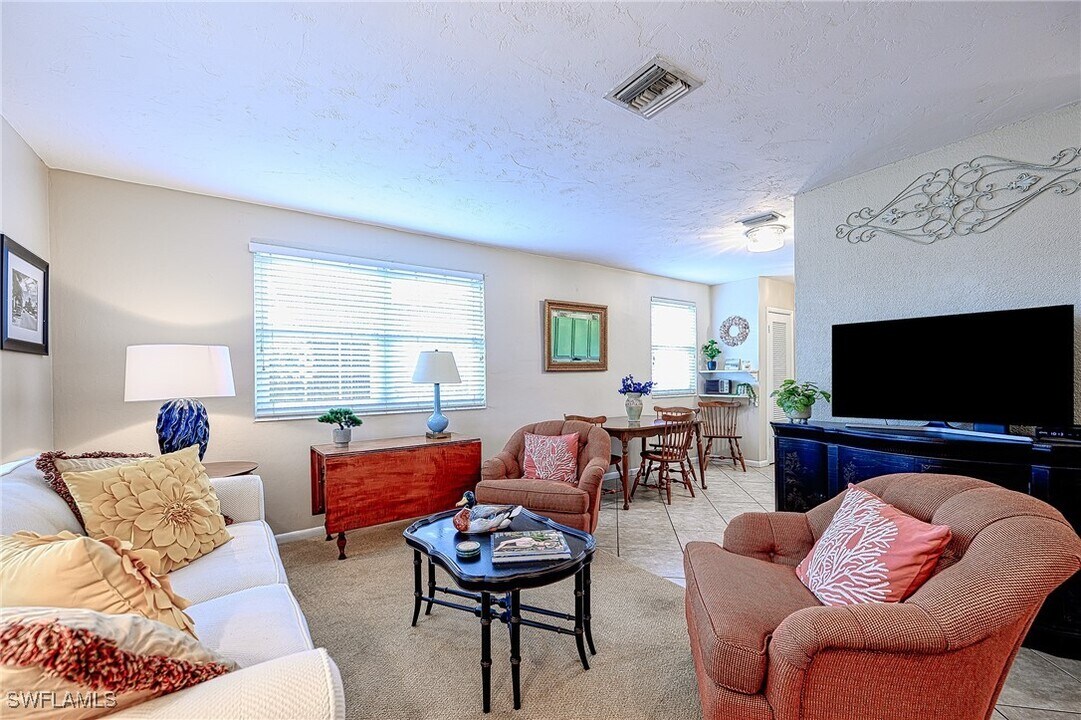 4767 W Alhambra Cir in Naples, FL - Building Photo