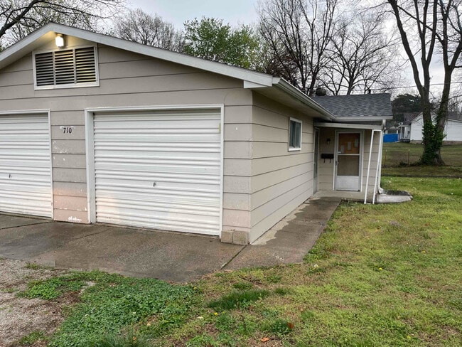 710 N Ash St in Nevada, MO - Building Photo - Building Photo
