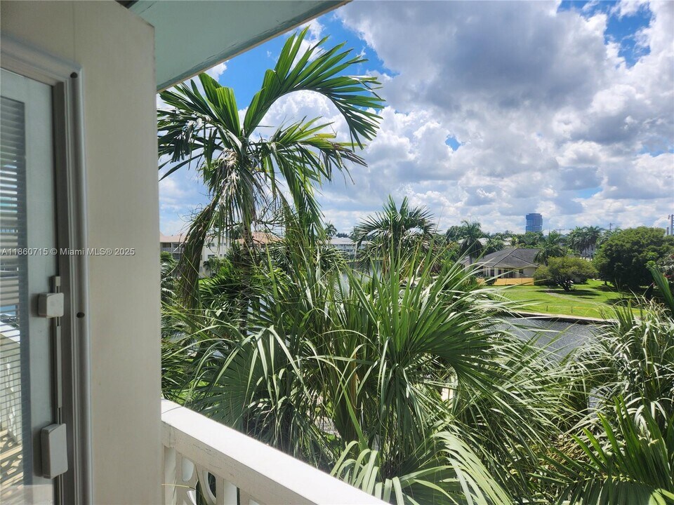 455 Golden Isles Dr in Hallandale Beach, FL - Building Photo
