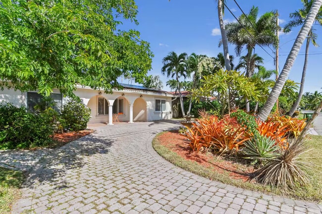 2101 NE 25th St in Wilton Manors, FL - Building Photo - Building Photo