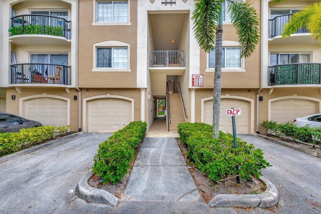 400 Crestwood Ct N in Royal Palm Beach, FL - Building Photo