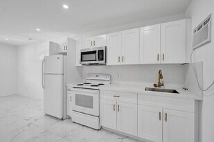 BHM Apartments in Hollywood, FL - Building Photo