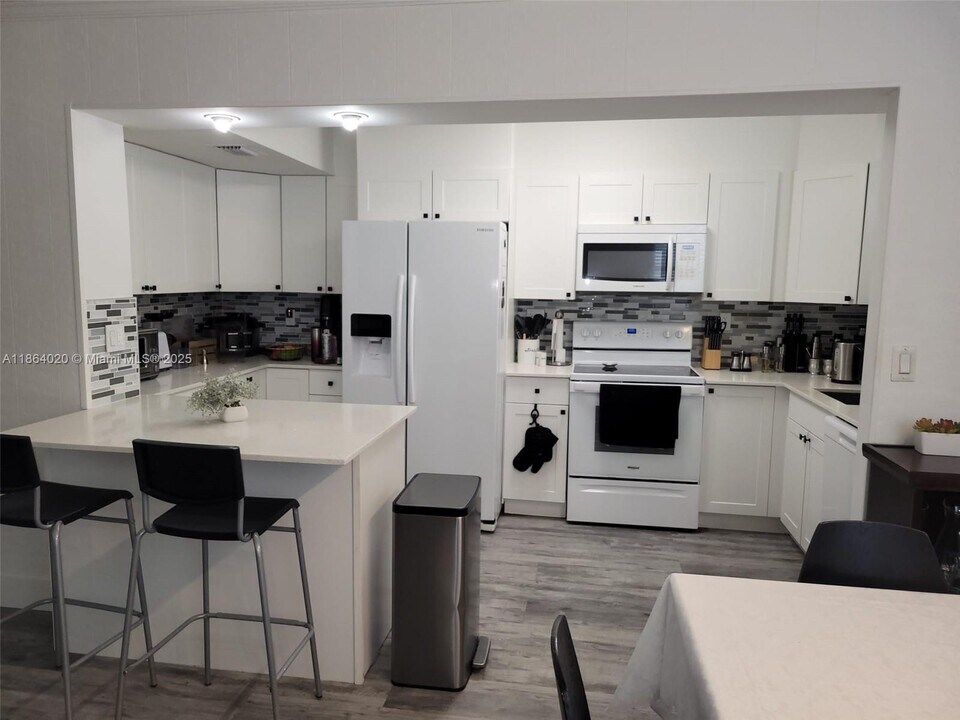 20350 W Country Club Dr, Unit PH8-4 in Aventura, FL - Building Photo