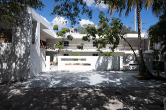 1595 NE 145th St in Miami, FL - Building Photo - Building Photo