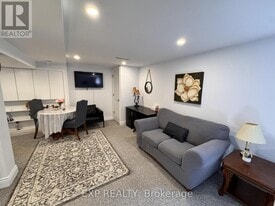 16 Haida Dr in Aurora, ON - Building Photo