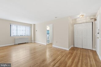 1200 S Arlington Ridge Rd in Arlington, VA - Foto de edificio - Building Photo