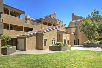 Paramount Villas in Paramount, CA - Foto de edificio - Building Photo