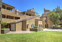 Paramount Villas in Paramount, CA - Foto de edificio - Building Photo