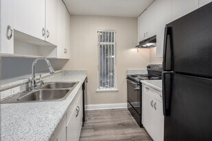 Peacock Apartments in Sacramento, CA - Building Photo