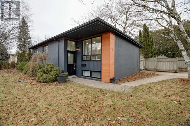 1 Willis Dr in Aurora, ON - Building Photo - Building Photo