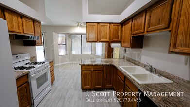 8957 W Rose Ln in Glendale, AZ - Foto de edificio - Building Photo