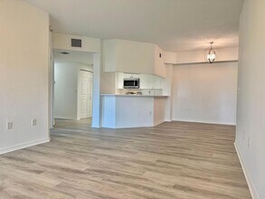 2725 Anzio Ct, Unit 304 in Palm Beach Gardens, FL - Foto de edificio - Building Photo