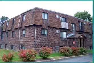 Burns Hill Apartments in Hudson, NH - Building Photo - Building Photo