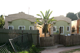 2706 E 15th St in Long Beach, CA - Foto de edificio - Building Photo