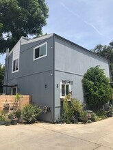 6143 Strickland Ave, Unit 2 in Los Angeles, CA - Foto de edificio - Building Photo