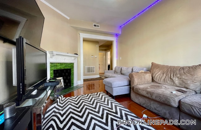 10 Strathmore Rd in Brookline, MA - Building Photo - Building Photo