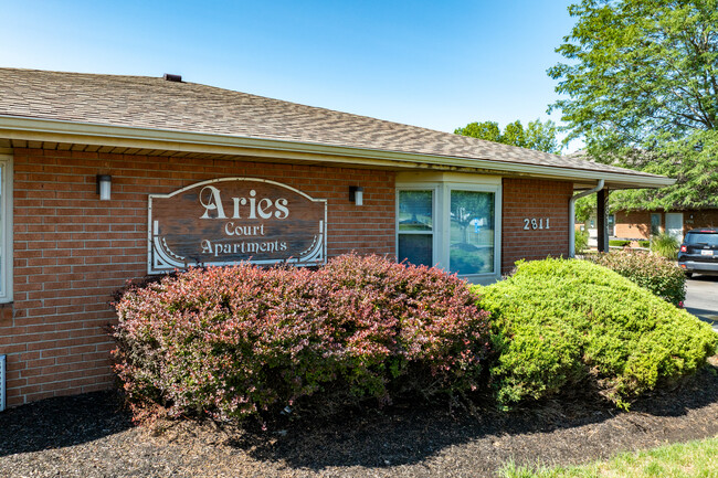 Aries Court in Columbus, OH - Foto de edificio - Building Photo