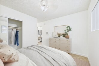 Roscoe Terrace in Canoga Park, CA - Foto de edificio - Building Photo