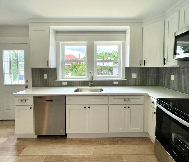 17 Elton Rd in Milton, MA - Foto de edificio - Building Photo