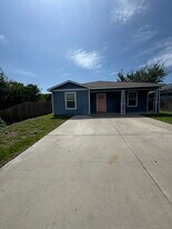 817 S 9th St in Aransas Pass, TX - Building Photo
