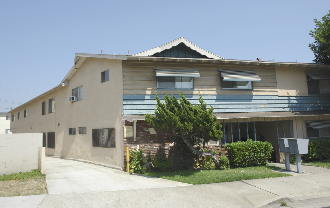 200 N Atlantic Blvd in Alhambra, CA - Building Photo