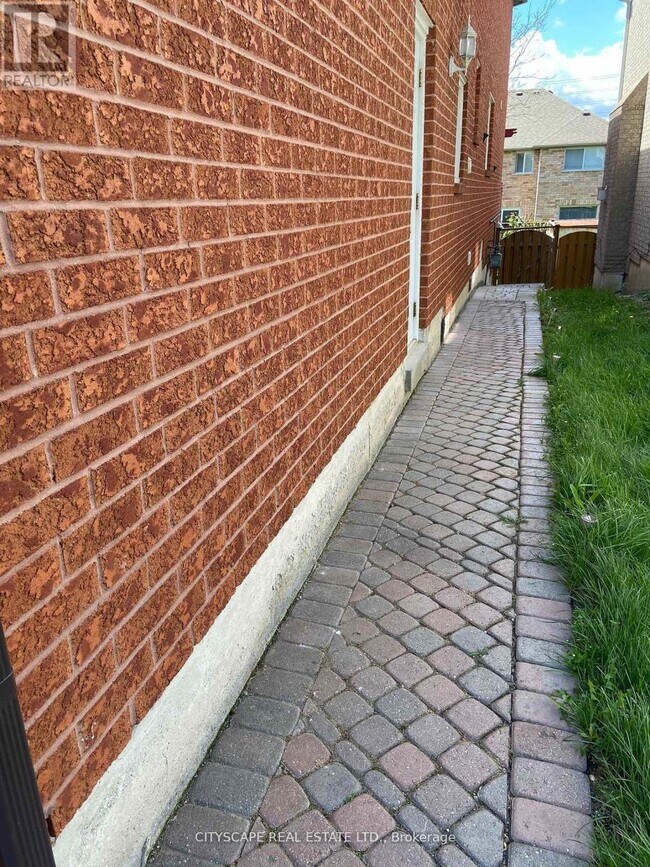 1445 Daniel Creek Rd in Mississauga, ON - Building Photo - Building Photo