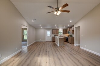 1242 Sheila Ann Dr in Carthage, MO - Foto de edificio - Building Photo