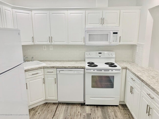 31 Lexington Ct in Red Bank, NJ - Building Photo - Building Photo