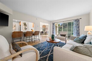 208 Bobolink Way in Naples, FL - Building Photo