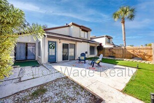 2095 Sunset Point Rd in Clearwater, FL - Building Photo