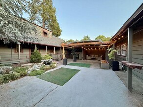 882 NE 7th St in Grants Pass, OR - Building Photo - Building Photo