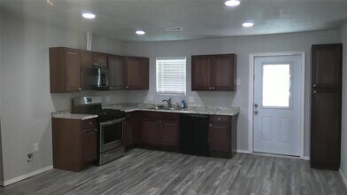 410 Rosewood Hills Dr in Garland, TX - Building Photo - Building Photo