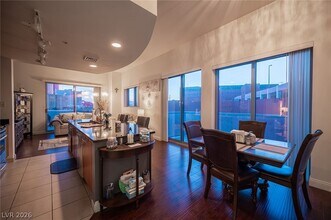200 W Sahara Ave in Las Vegas, NV - Foto de edificio - Building Photo