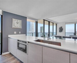 1300 S Miami Ave, Unit 4805 in Miami, FL - Foto de edificio - Building Photo