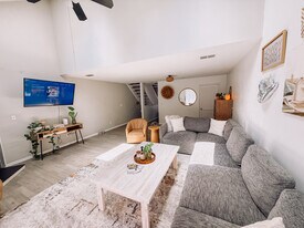 1073 Chinquapin Ln in Virginia Beach, VA - Building Photo