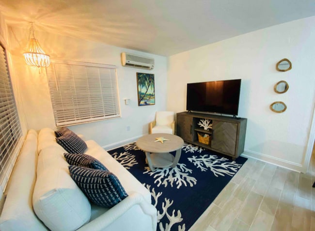 154 147th Ave, Unit A in Madeira Beach, FL - Foto de edificio - Building Photo