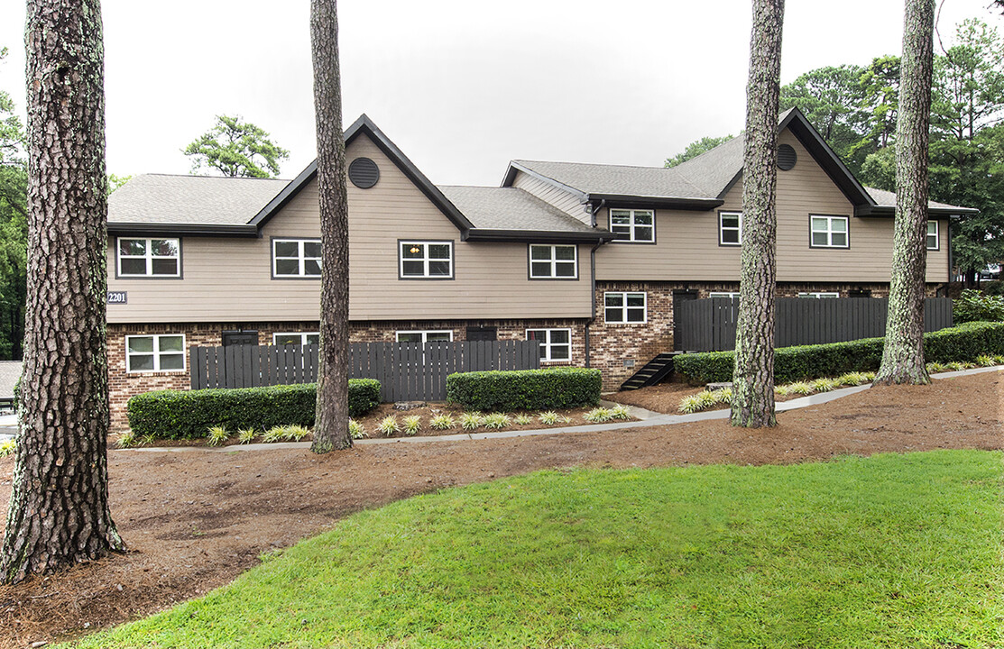 Hampton Hall Apartments in Atlanta, GA - Building Photo